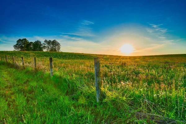 Puesta de sol sobre un campo abierto — Foto de Stock