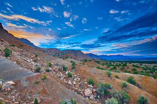 Nascer do sol sobre Bookcliffs, deserto de frutas do Norte — Fotografia de Stock