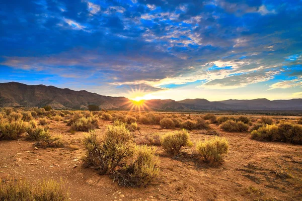 Nascer do sol sobre montanhas — Fotografia de Stock