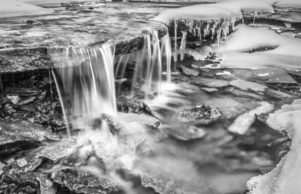 Küçük Kış Şelalesi B & W — Stok fotoğraf