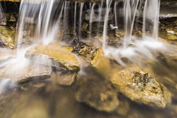 岩の上に落ちる滝 — ストック写真