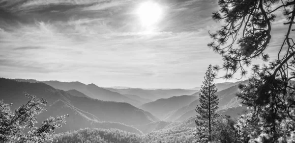 Montañas Silhouetted en el Parque Nacional Yosemite al atardecer —  Fotos de Stock