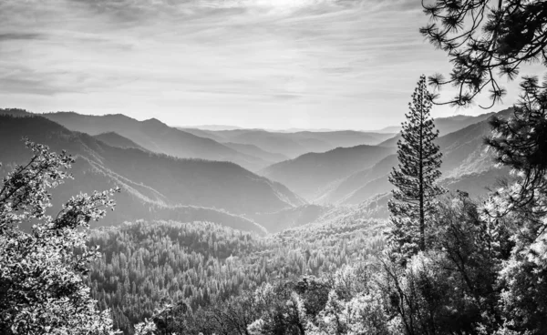 Parque Nacional Yosemite al atardecer con montañas Silhouetted —  Fotos de Stock