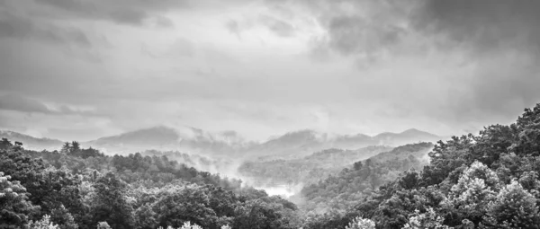 Despejando la tormenta en las montañas humeantes — Foto de Stock