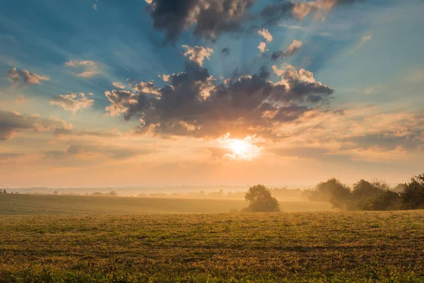 Salida del sol sobre el campo — Foto de Stock