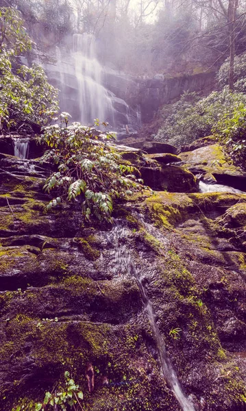 フォグで滝の枝滝 — ストック写真
