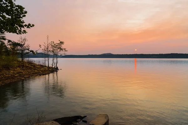 Sole splendente che tramonta lungo il lago di corsa della caverna, KY — Foto Stock