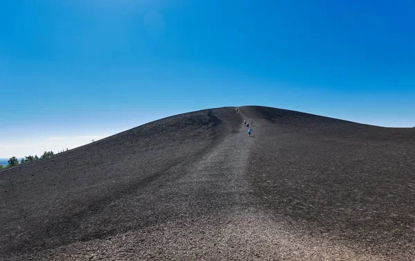 Άνθρωποι Πεζοπορούν Στην Κορυφή Του Inferno Cone Στο Craters Moon — Φωτογραφία Αρχείου