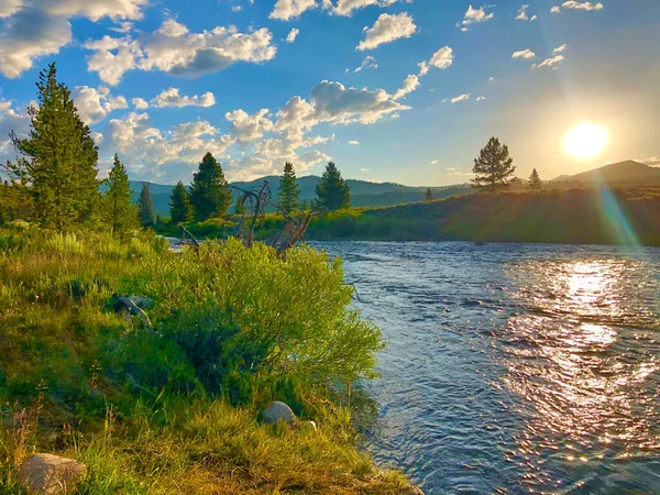 Stanley Idaho yakınlarındaki Somon Nehri 'nde gün batımı.