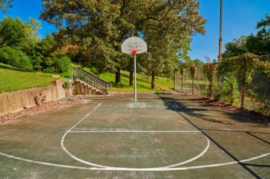 Kenlake State Resort Park, Kentucky 'de terk edilmiş eski bir basketbol sahası..