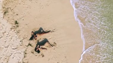 Kumsalda dinlenen iki kadının hava görüntüsü. 