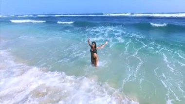 Genç ve çekici bir kadın kumsalda dinleniyor. 