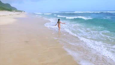 Genç ve çekici bir kadın kumsalda dinleniyor. 