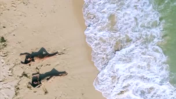 两个女人在海滩上放松的空中景象 — 图库视频影像
