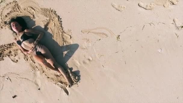 Σέξι Νεαρή Γυναίκα Απολαμβάνει Χαλαρώστε Στην Αμμώδη Παραλία — Αρχείο Βίντεο