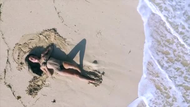 Sexy Giovane Donna Godendo Relax Sulla Spiaggia Sabbia — Video Stock