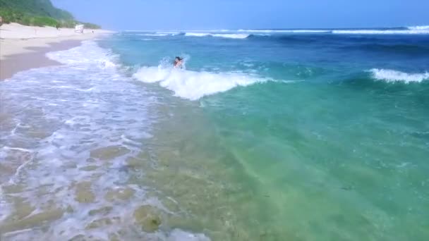 Młoda Atrakcyjna Kobieta Relaksuje Się Piaszczystej Plaży — Wideo stockowe