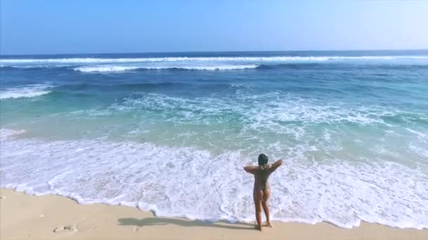 Jeune Femme Attrayante Profiter Détente Sur Plage Sable Fin — Video