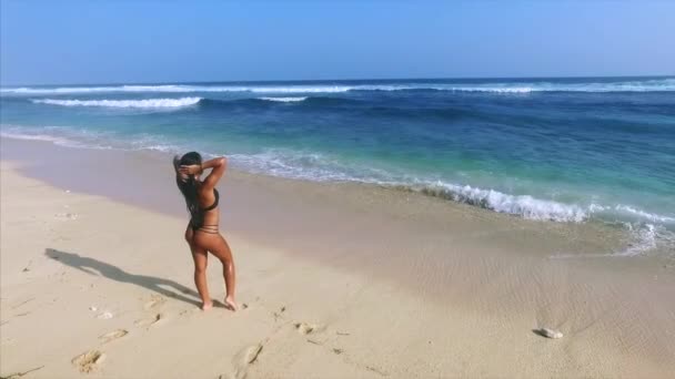 Jeune Femme Attrayante Profiter Détente Sur Plage Sable Fin — Video