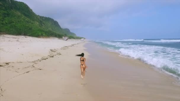 Mujer Atractiva Joven Disfrutando Relajarse Playa Arena — Vídeo de stock