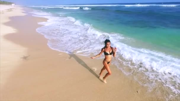 Jeune Femme Attrayante Profiter Détente Sur Plage Sable Fin — Video