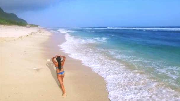 Jonge Aantrekkelijke Vrouw Genieten Ontspannen Zandstrand — Stockvideo