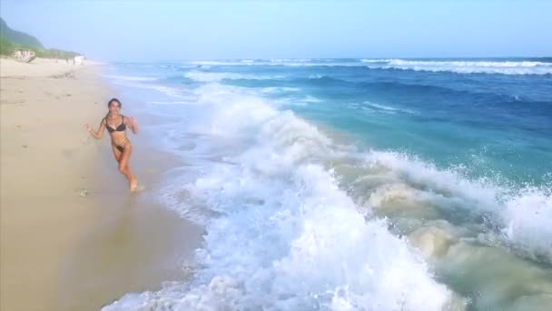 Mujer Atractiva Joven Disfrutando Relajarse Playa Arena — Vídeo de stock