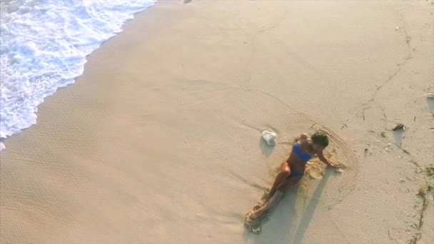 Jeune Femme Attrayante Profiter Détente Sur Plage Sable Fin — Video