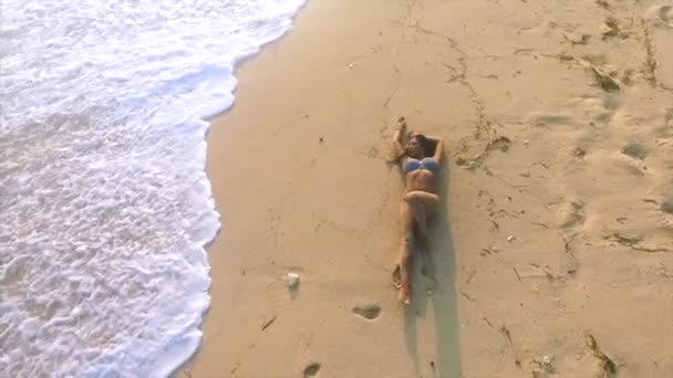 砂浜でリラックスして楽しむ若い魅力的な女性 — ストック動画