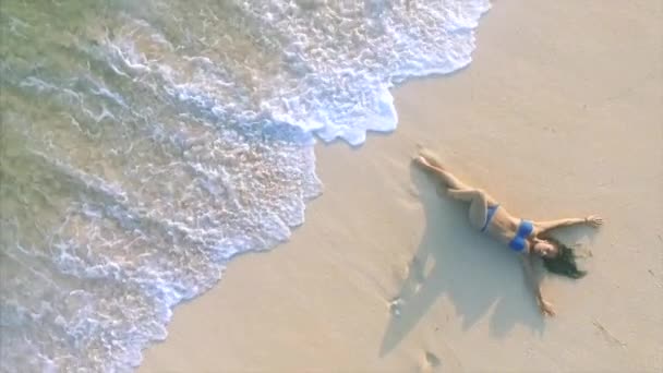 Jeune Femme Attrayante Profiter Détente Sur Plage Sable Fin — Video