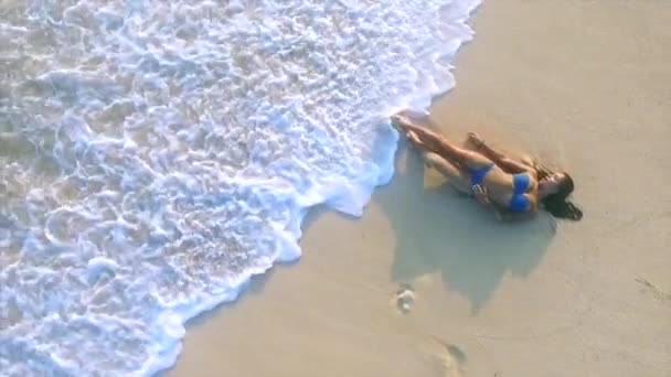 Mujer Atractiva Joven Disfrutando Relajarse Playa Arena — Vídeo de stock