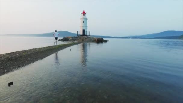 Sabahın Ilk Saatlerinde Panoramik Deniz Feneri Adam Çalışan Havadan Görünümü — Stok video