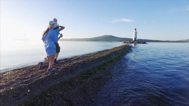 Rallentatore Famiglia Che Corre Lungo Spiedo Verso Faro Tokarevskij Padre — Video Stock