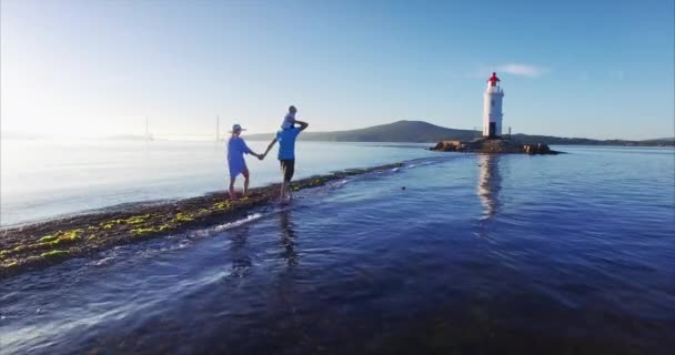 Excelente Vista Família Caminhando Longo Cuspo Direção Farol Tokarevsky Pai — Vídeo de Stock