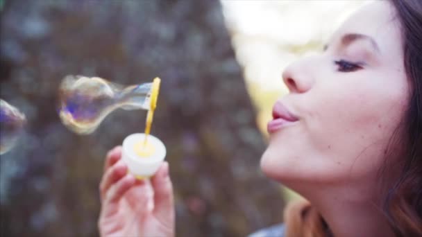 Portrét Ženy Krásné Rty Vyfukování Bublin Usmívá Venkovní Kameru Podzimní — Stock video
