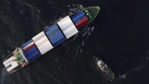 Κορυφαία Αεροφωτογραφία Του Φορτηγού Πλοίου Πολύχρωμα Δοχεία Έφτασε Στο Ρωσικό — Αρχείο Βίντεο