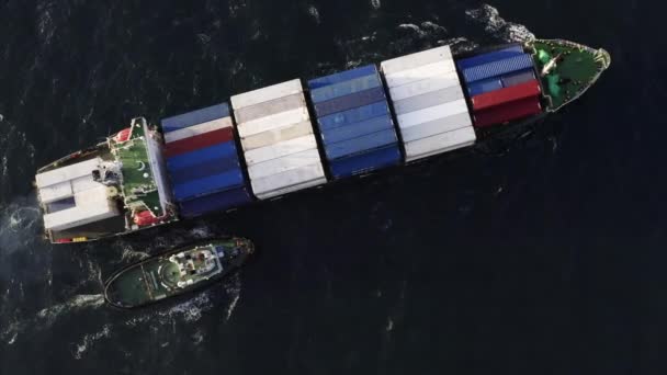 Obere Luftaufnahme Eines Frachtschiffes Mit Bunten Containern Das Russischen Hafen — Stockvideo