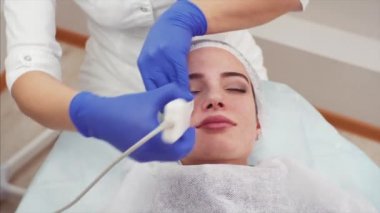 Anti-aging ultrason güzellik salonunda temizlik yüz alma çekici kadın portresi