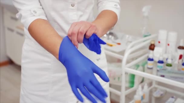 Schoonheidsspecialist Onderneemt Blauw Handschoenen Vóór Cosmetologie Procedure Schoonheid Kliniek — Stockvideo