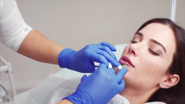 Portret Młodej Kobiety Klinika Urody Kosmetolog Robi Zastrzyki Procedura Usta — Wideo stockowe