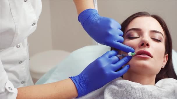 Porträtt Attraktiv Kvinna Skönhetsklinik Kosmetolog Gör Injektioner Förfarande Munnen Kontur — Stockvideo
