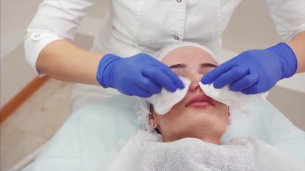 Retrato Jovem Relaxante Salão Beleza Cosmetologist Está Limpando Seu Rosto — Vídeo de Stock