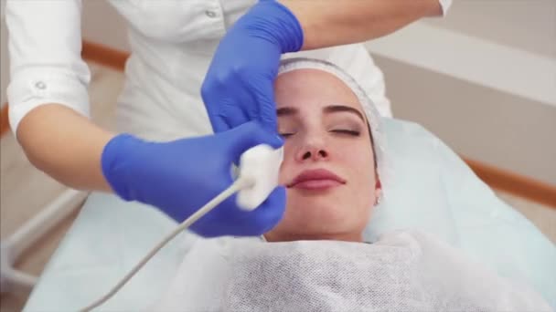 Retrato Mulher Atraente Recebendo Ultra Som Envelhecimento Limpeza Facial Salão — Vídeo de Stock