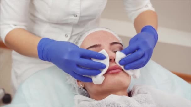 Cosmetologo Sta Pulendo Viso Della Donna Con Speciale Lozione Bellezza — Video Stock