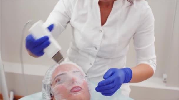 Cosmetologist Está Realizando Procedimento Ionoforese Para Mulher Máscara Membranosa Com — Vídeo de Stock