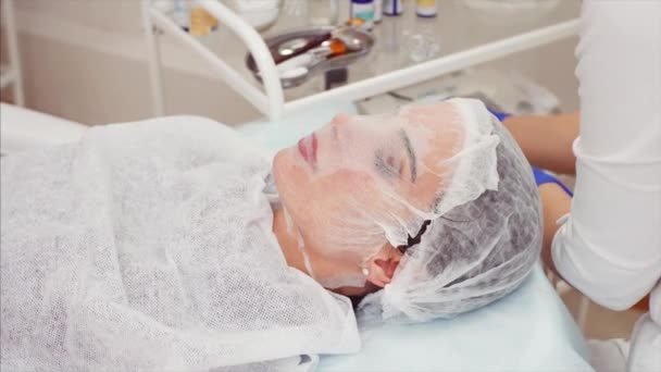 妇女在沙龙放松与膜膜面具与美容整理剂在她的脸上 美容临床中的电离程序 — 图库视频影像