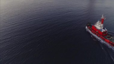 Doğu Bosphorus Boğazı arasında Rus köprünün altında yüzen mavna römorkör hava görünümünü. Vladivostok sundown at üzerinde arka plan olduğunu. Rusya
