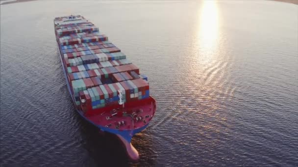 Luftaufnahme Eines Frachtcontainerschiffs Mit Bunten Containern Russischen Hafen Angekommen Wladiwostok — Stockvideo