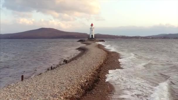 Létající Nízko Rožni Oceánu Vlny Směrem Majáku Tokarevsky Vladivostok Rusko — Stock video