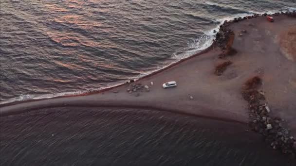 Φθίνουσα Αεροφωτογραφία Του Αυτοκινήτου Στέκεται Στις Άδειο Παραλία Κρύο Σούβλα — Αρχείο Βίντεο